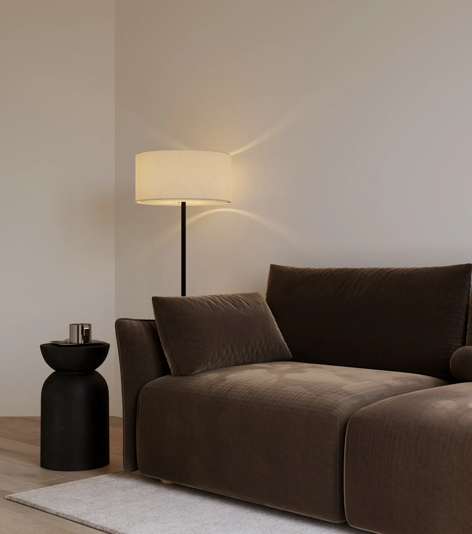 Ruda aksomo sofa su toršeru ir juodu pagalbiniu staliuku