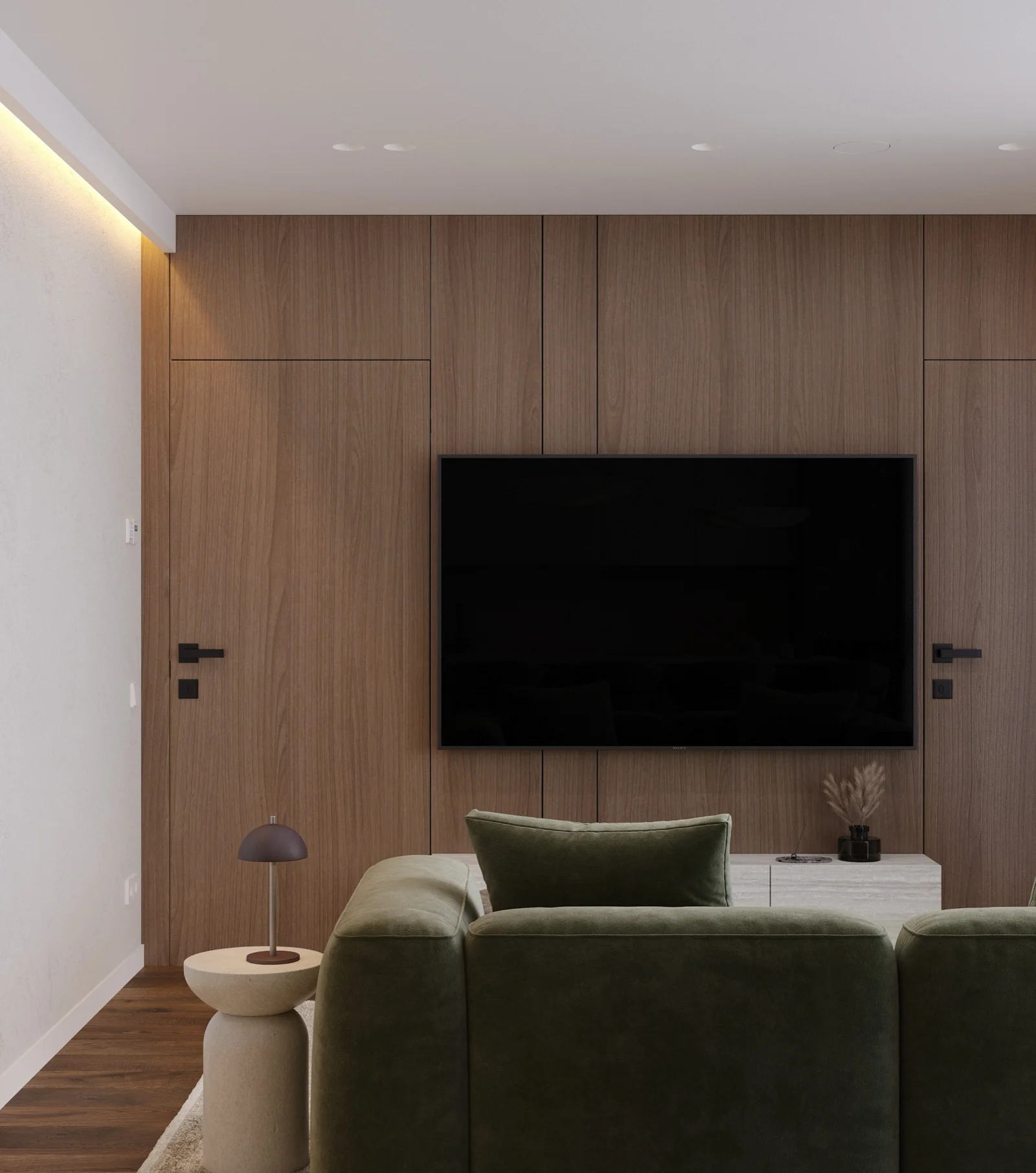 Svetainės TV siena iš medžio plokščių su paslėptomis durimis ir žalia aksomo sofa