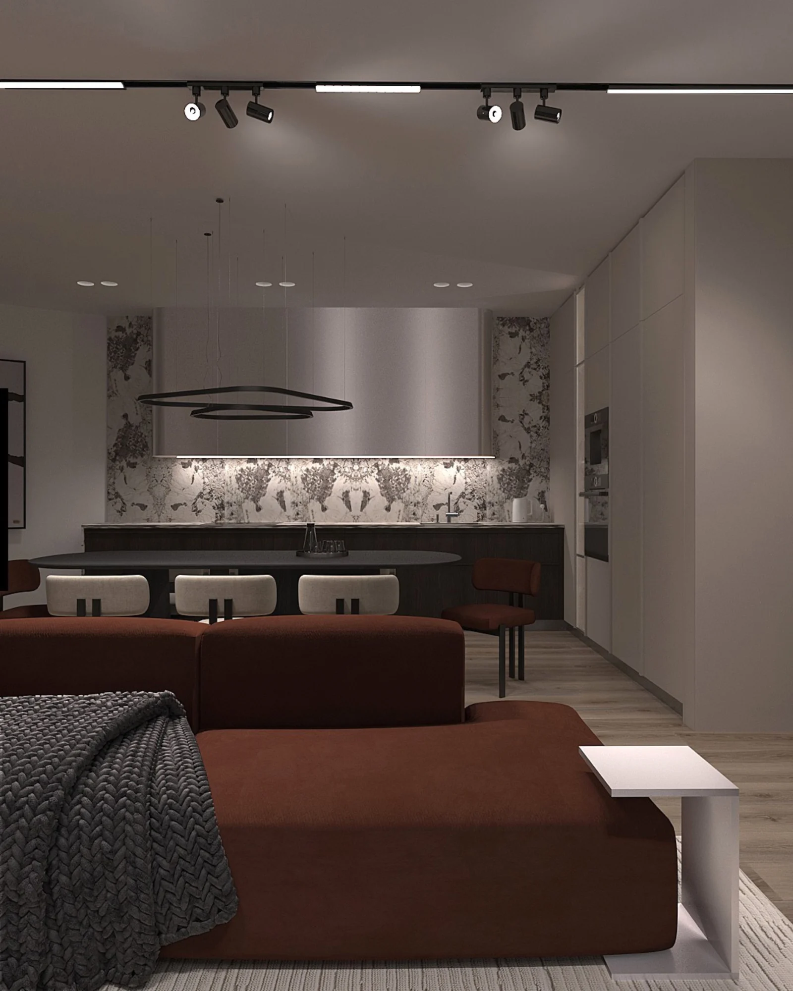 Atvira virtuvė ir svetainė su bordo sofa, raštuotų plytelių fartuku ir kabančiu šviestuvu