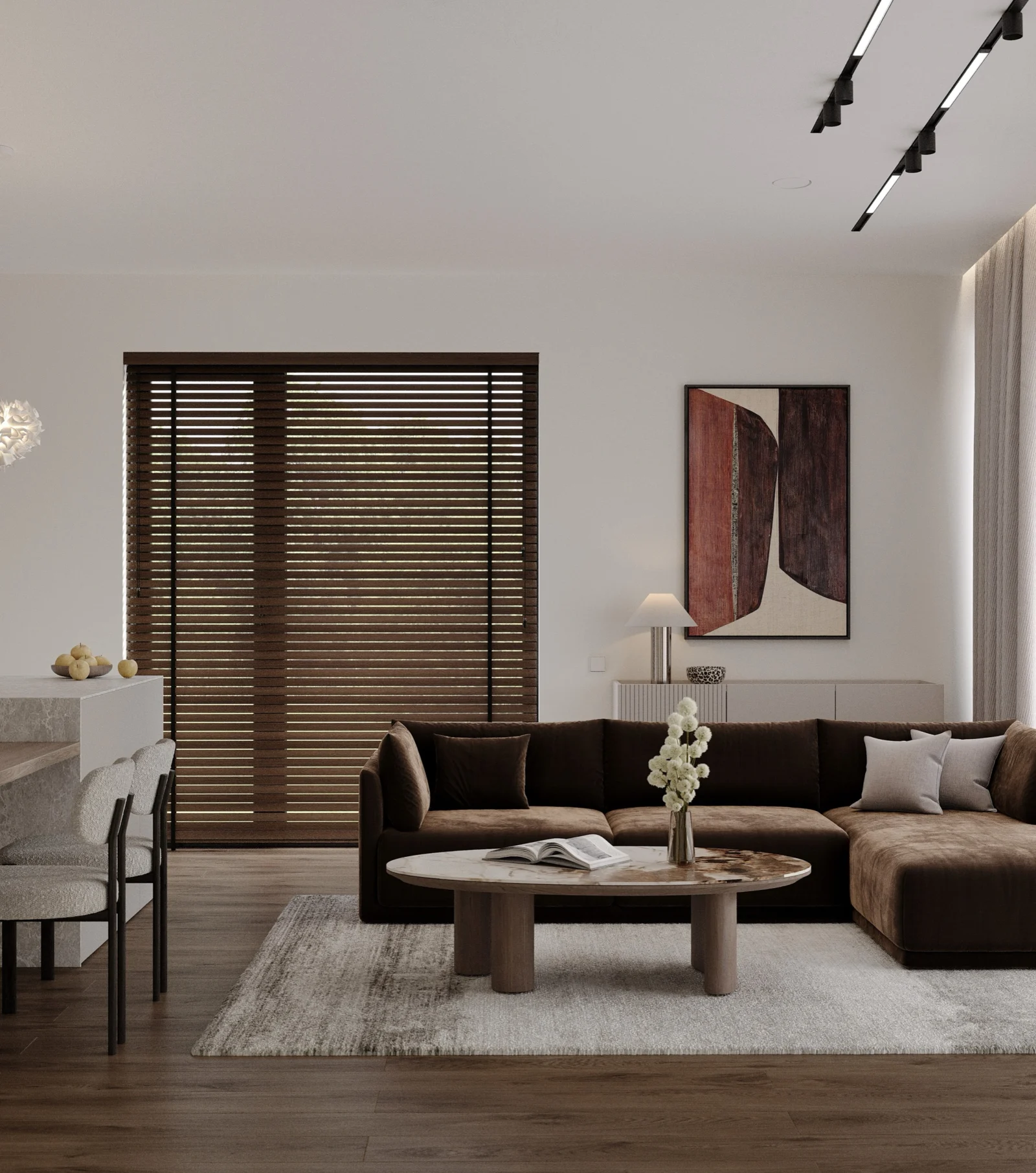 Svetainė su ruda aksomo sofa, raudonų atspalvių paveikslu ir medinėmis žaliuzėmis