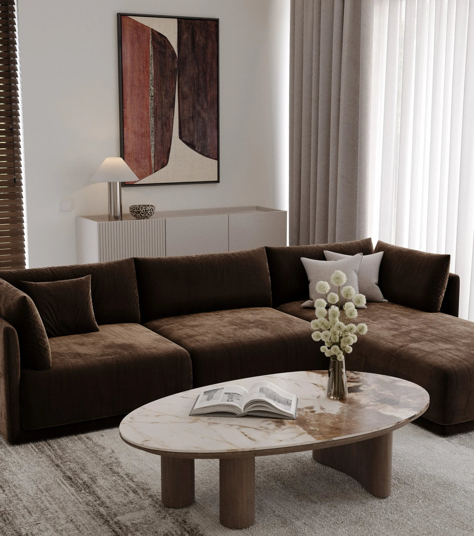 Ruda kampinė sofa, ovalus akmens stalas ir meniškas paveikslas svetainėje